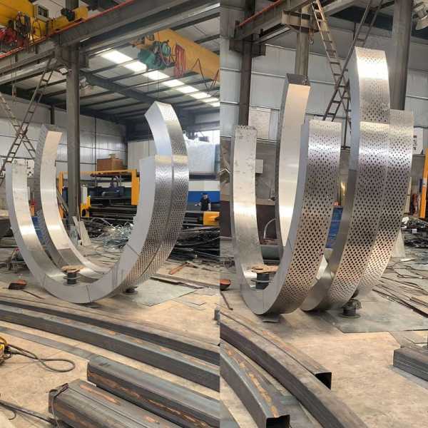 不銹鋼雕塑是因為哪些優(yōu)點被應用的呢？