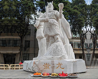 云南石雕黃帝、炎帝、蚩尤雕塑安裝效果展示